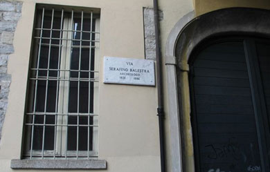 L'entrata dell'Istituto Canossa di Como con la via dedicata a Serafino Balestra