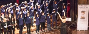 Il coro “Mani bianche Roma” con ragazzi sordi e udenti: la musica vince sulle diversità